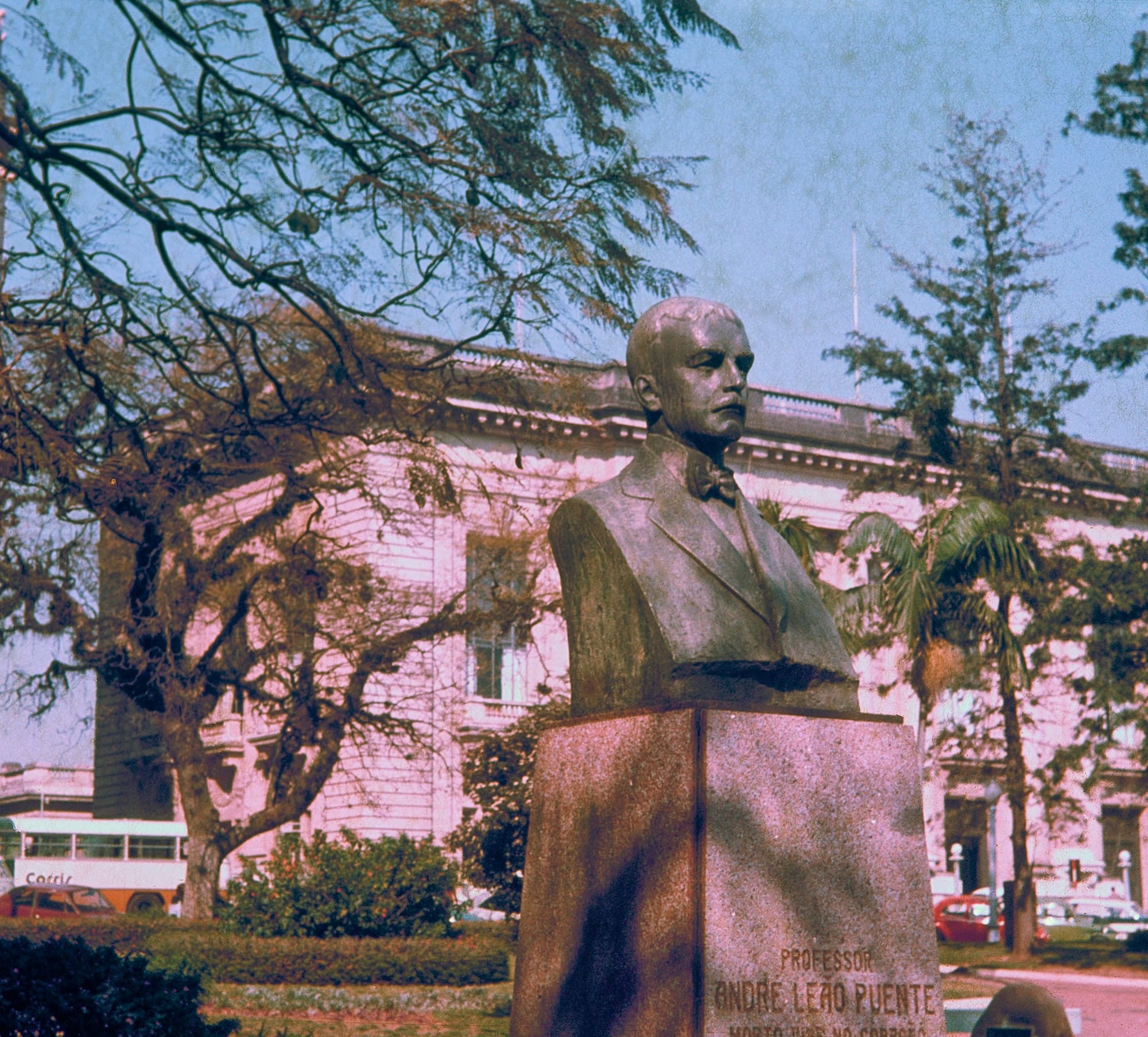 Quatro bustos de bronze são furtados em um mês em Porto Alegre