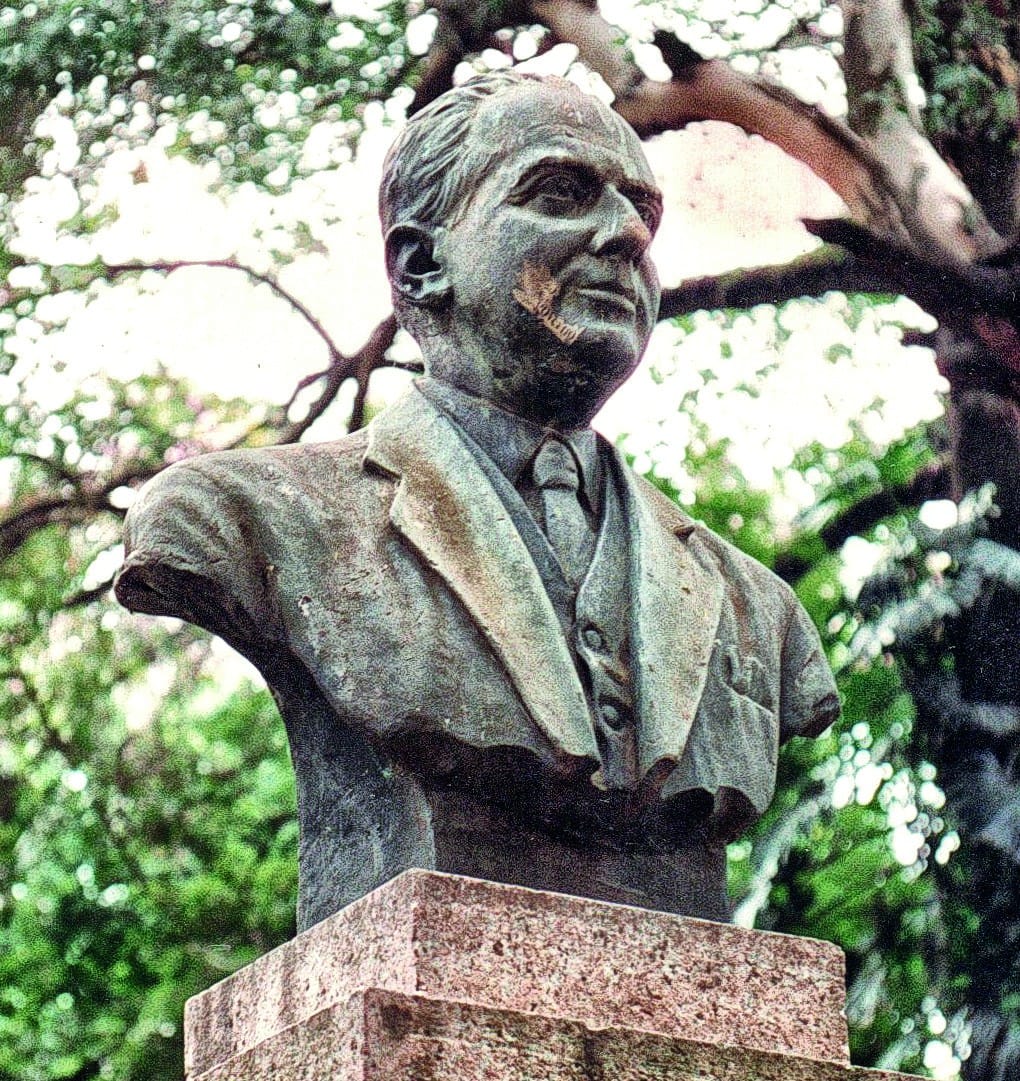 Quatro bustos de bronze são furtados em um mês em Porto Alegre