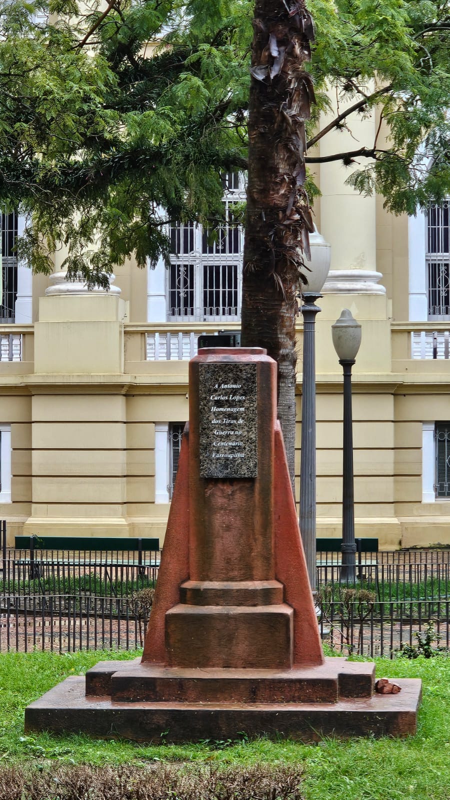 Quatro bustos de bronze são furtados em um mês em Porto Alegre