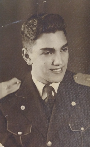 Foto preta e branca de homem de terno e gravata
O conteúdo gerado por IA pode estar incorreto.