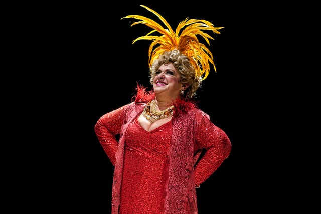 Grace Gianoukas interpreta Dercy Gonçalves para além da caricatura