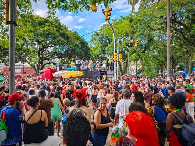 Carnaval de rua reafirma a força cultural dos bairros de Porto Alegre