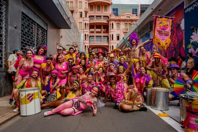 Bloco No Caminho Te Explico celebra a cultura popular latino-americana