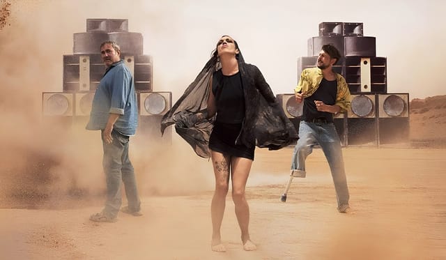 "Sirât" viaja no deserto guiado pela batida eletrônica