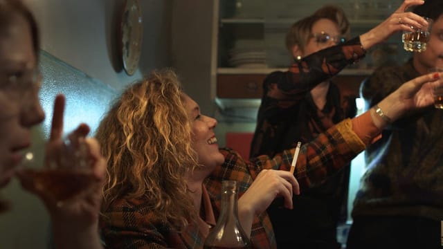 "Feliz Aniversário em Belgrado" celebra a vida em meio ao caos